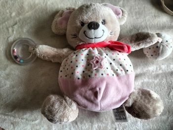 Doudou ourson avec hochet