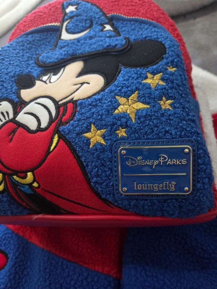 1x Sac à dos Loungefly Polaire logo Mickey Sorcier Disneyland Paris +1 goodies Disney offert - photo numéro 2