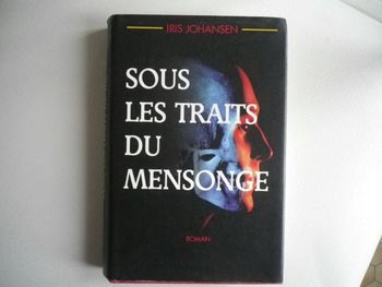SOUS LES TRAITS DU MENSONGE