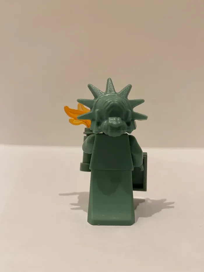 Figurine type lego la statue de la liberté. Marvel - photo numéro 3