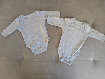 Lot de 2 bodies manches longues taille 3 mois