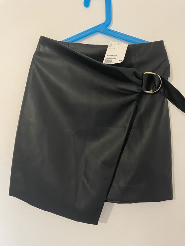 Jupe H&M cuir XS neuve avec aneau