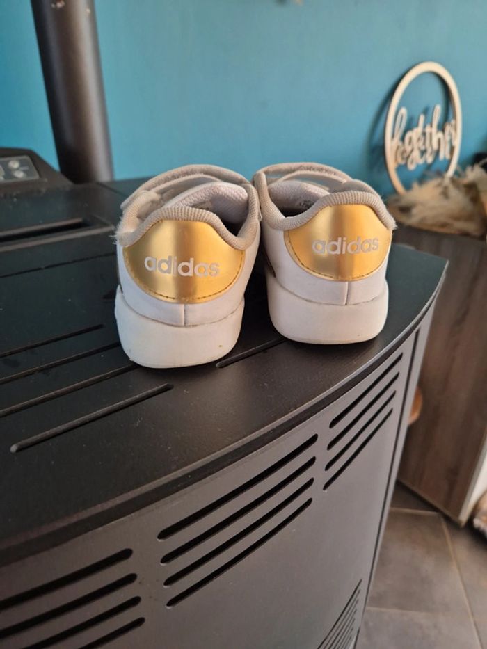 Baskets Adidas blanches et dorées taille 26 - photo numéro 4