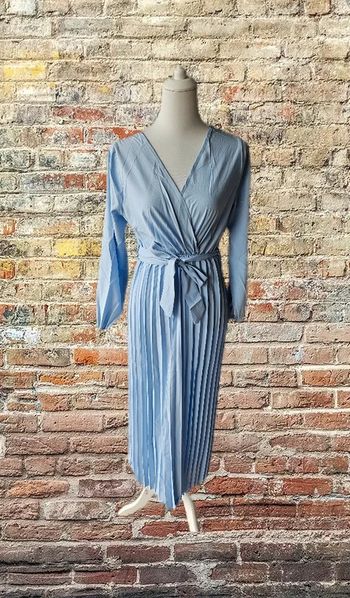 Robe longue plissée bleue clair avec sa ceinture, Sans marque, taille M