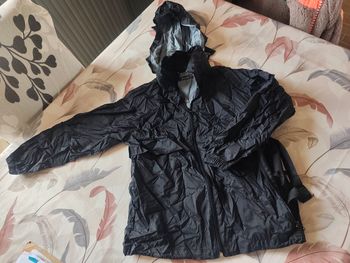 Kway in extenso noir 8 ans repliable en banane pour le côté pratique