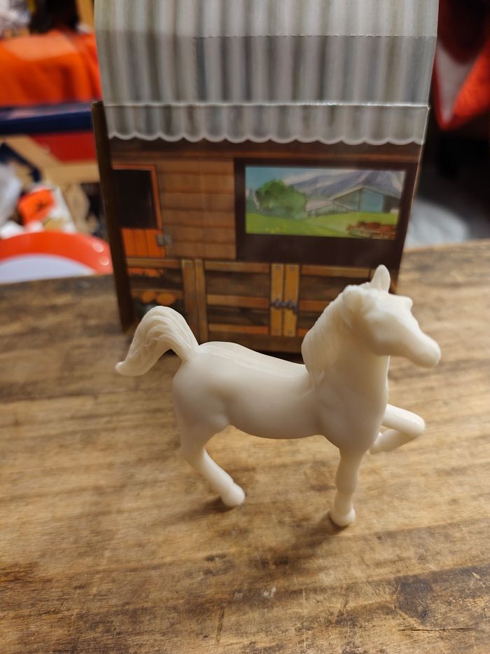 Figurine de Cheval au Trot en Biscuit Blanc