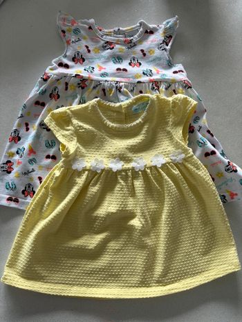 Lot de 2 jolies robes Mes petits Cailloux et Disney taille 6 mois