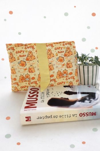 🧸 Pochette à livre Capybara – Format broché – Fait main