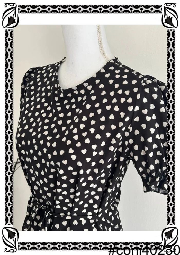 Robe Manches Courtes Plissée Noir Imprimé Cœurs Fabriquée en Italie 🇮🇹 Taille 36 - photo numéro 2