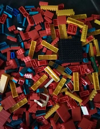 Lot de 572 briques de construction