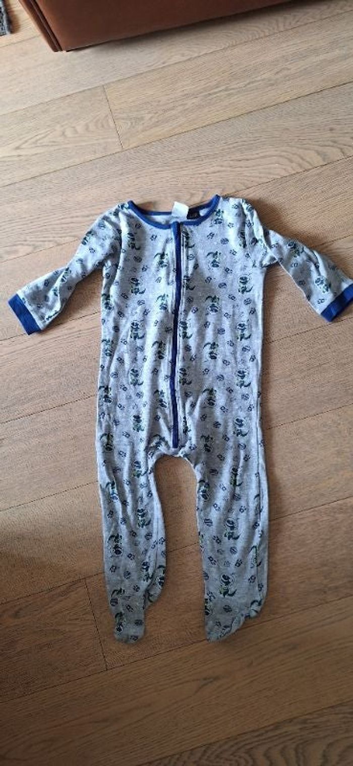 Pyjama dinosaure dans l'espace 18-24 mois
