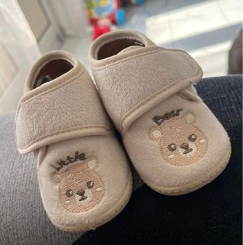 Chaussons bébé taille 18 NEUF