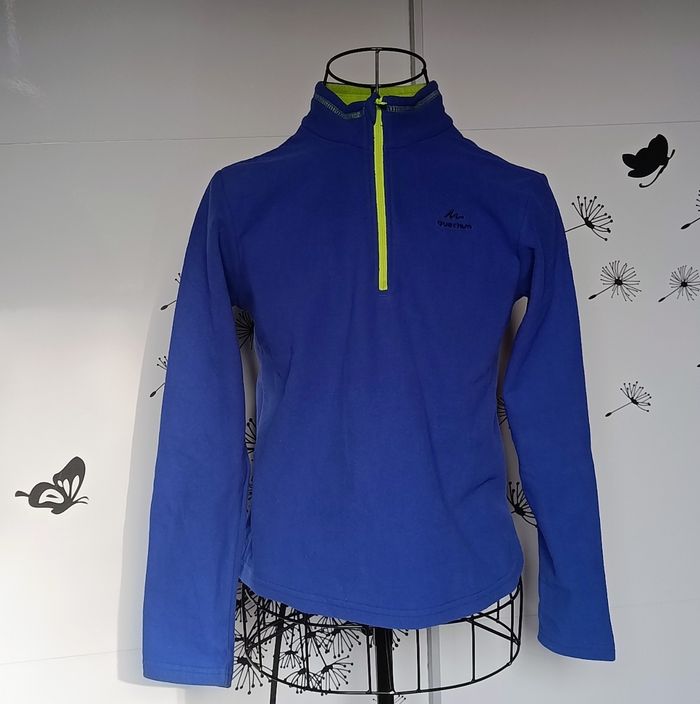 Sweat molletonné et zippé de couleur bleu clair. Taille 12 ans