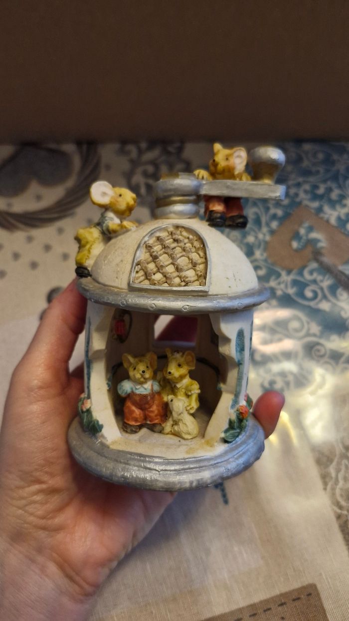Adorable famille souris dans un moulin à café - photo numéro 3