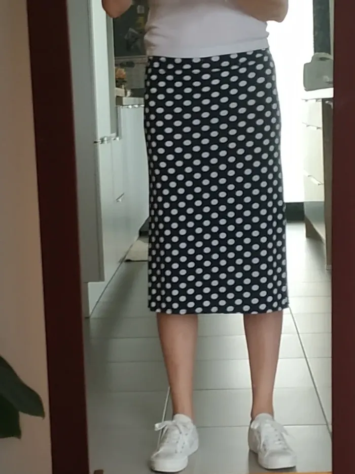 Jupe en jersey noire à pois blancs