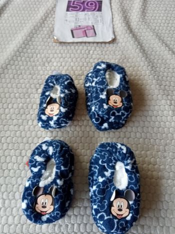 Une paire de Chaussons Mickey anti dérapant