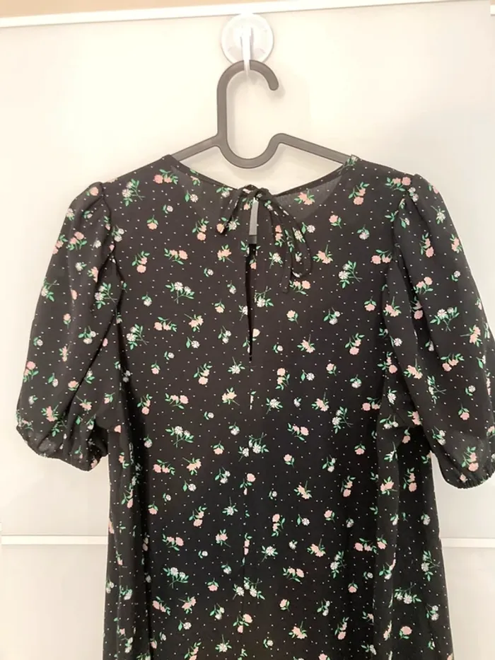 Robe noire à détails fleuris - photo numéro 5