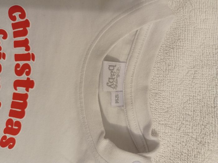 Marque Disney baby taille 12 mois pull manches longues deux boutons sur l'épaule