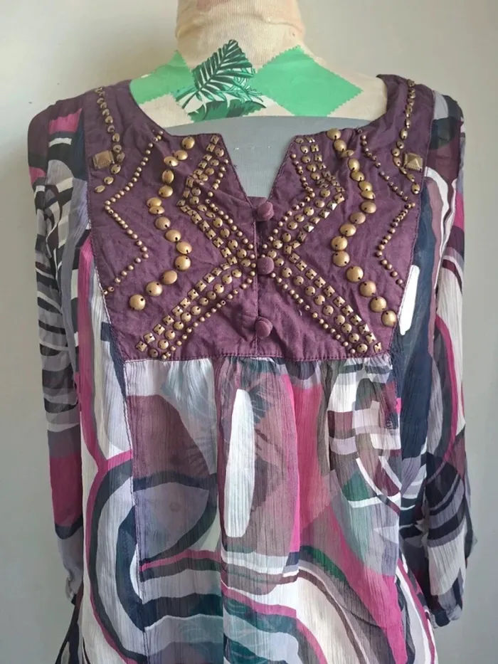 Blouse transparente avec détails cloutés, neuve, taille 40 - photo numéro 2