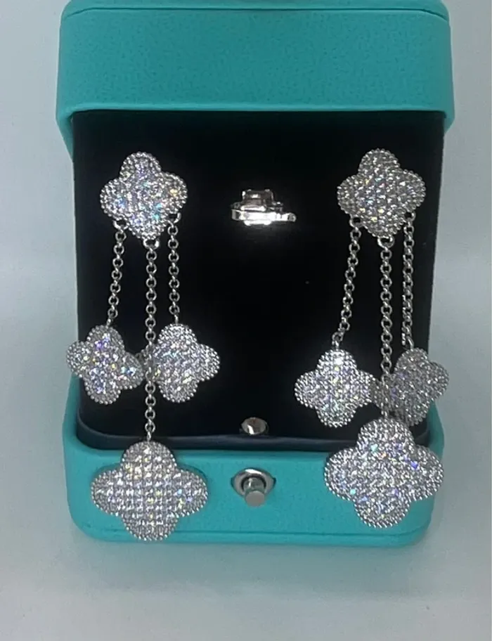 Boucles d’oreilles pendantes trèfles argentées