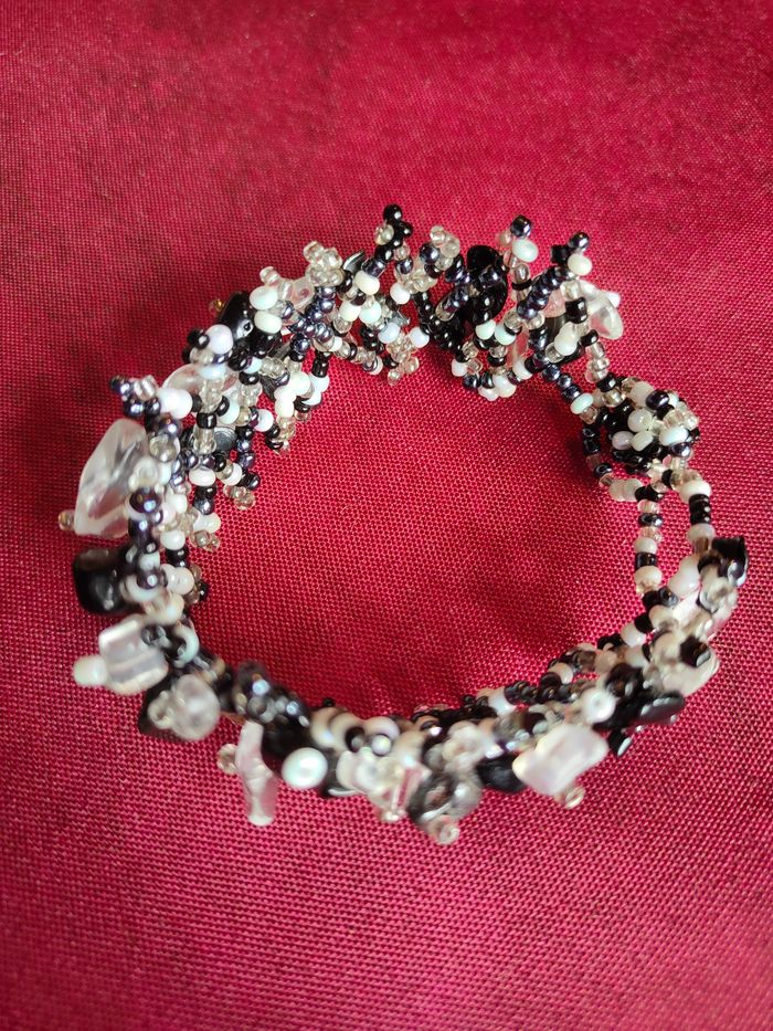 Bracelet noir et blanc en pierres synthétiques