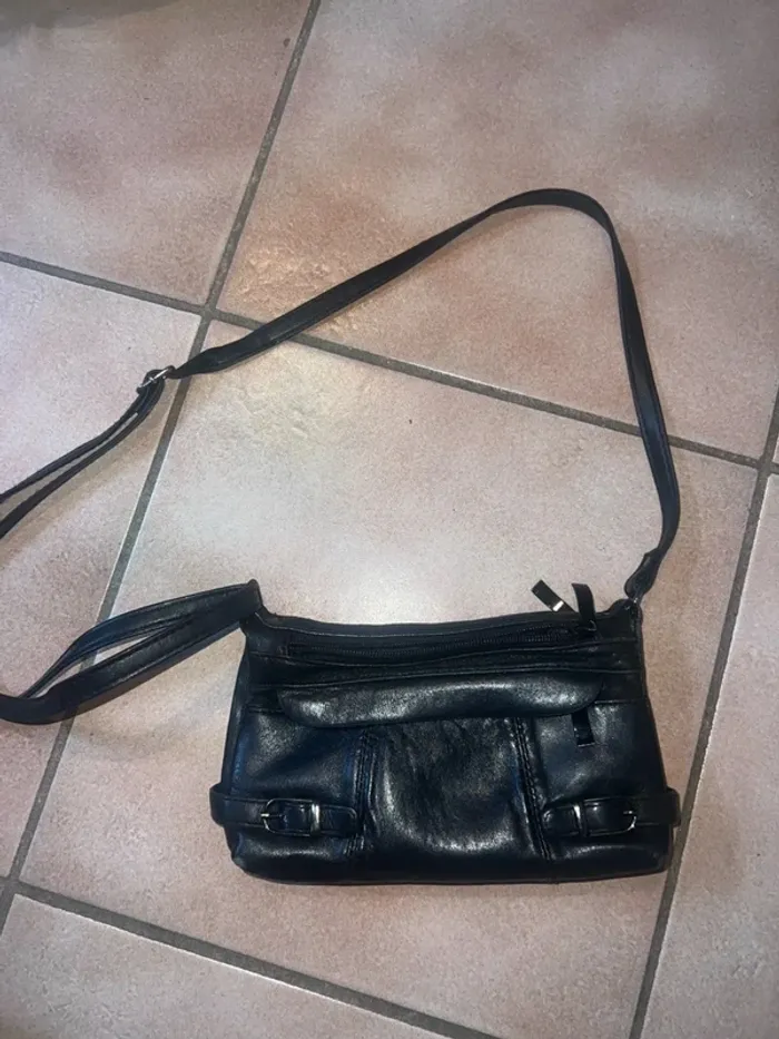 Très beau sac bandoulière vintage en cuir