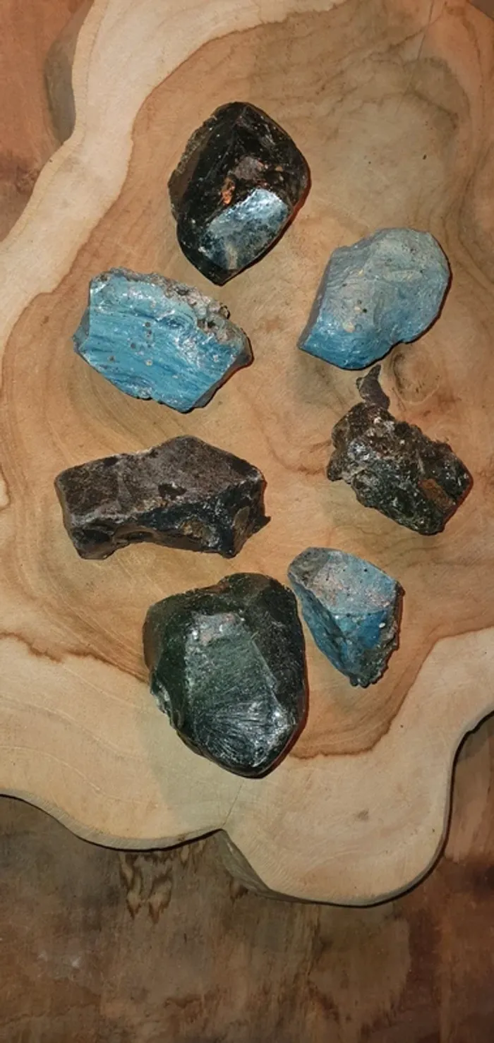 Morceaux de verre fondu vert – résidu ancien de forge – curiosité minérale