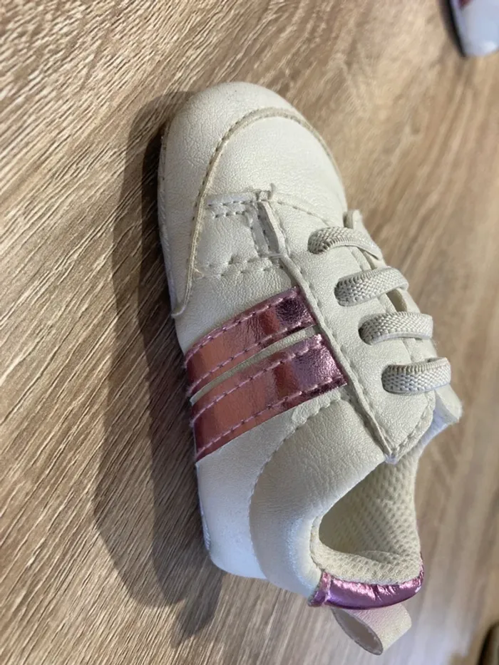 Petite baskets rose et blanche - photo numéro 2