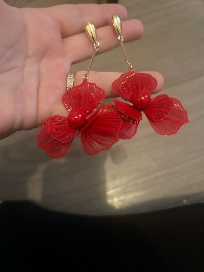 Boucles d’oreilles pendantes NEUVES femme en forme de fleurs couleurs rouge et doré - photo numéro 3