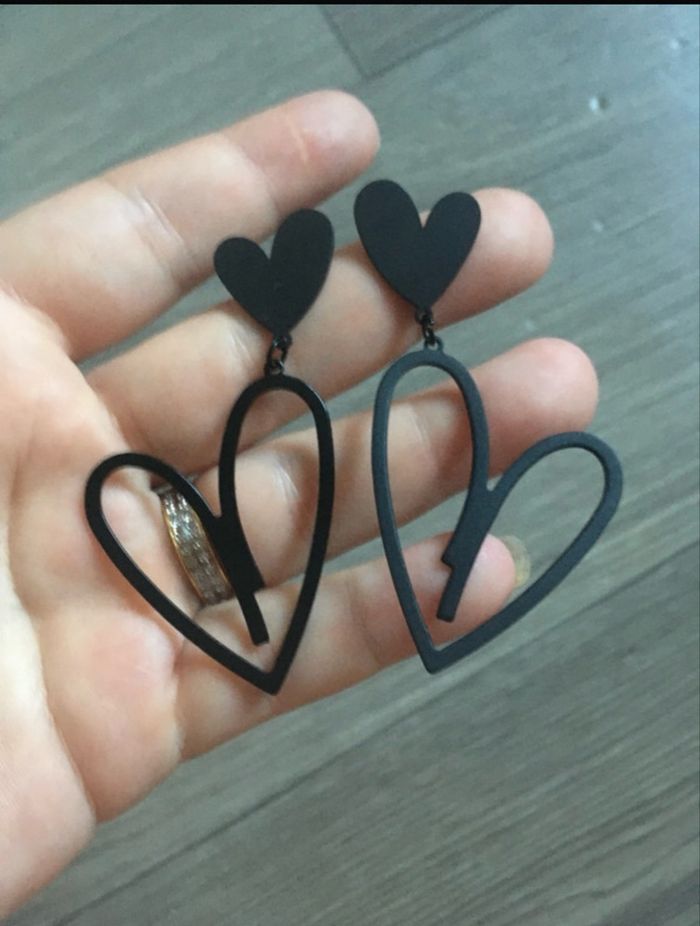 Boucles d’oreilles pendantes NEUVES pour femme, en forme de cœurs 🖤 couleur noir - photo numéro 4