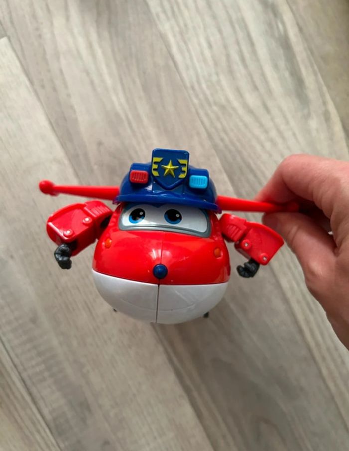 Super wings jet rouge policier