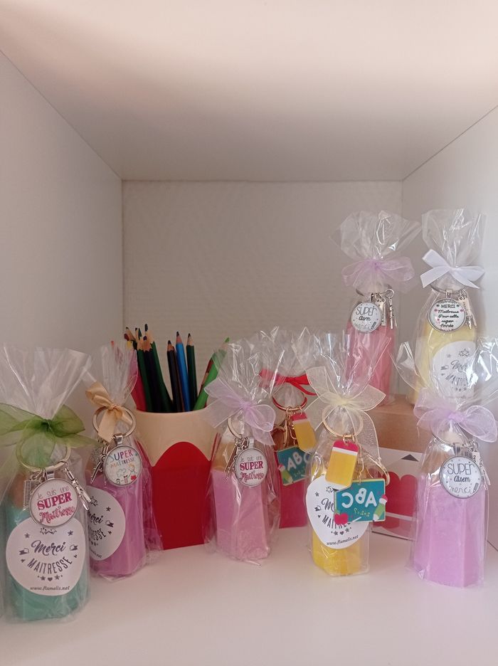 Crayon bougie + porte clefs Maîtresse Rose lavande - photo numéro 2