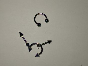 Piercing les 4 acier et couleur argenté et arc en ciel discret variant au soleil