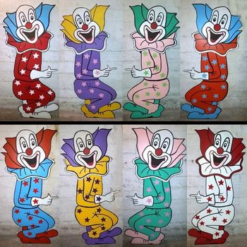 8 grands clowns en bois, décor de scène