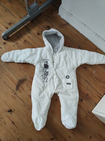 Combinaison pilote taille 3-6 mois.