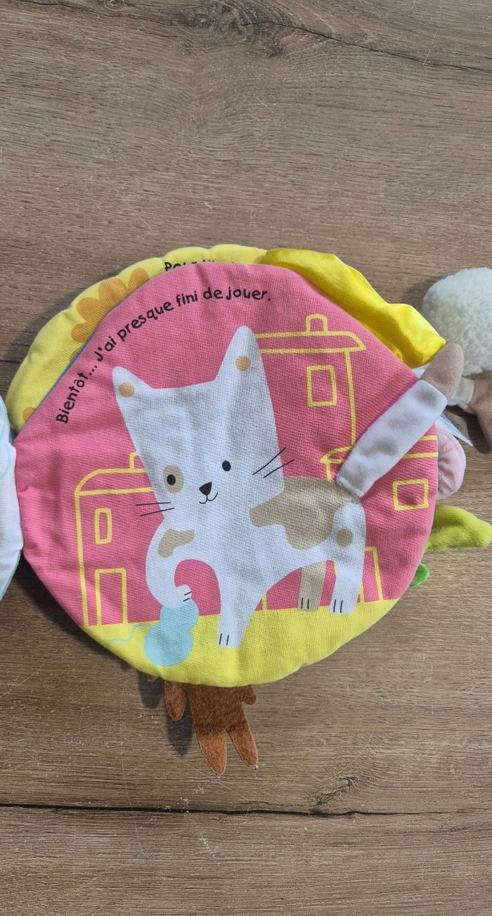 Livre d'éveil en tissus Qui veut jouer avec moi ? - photo numéro 4