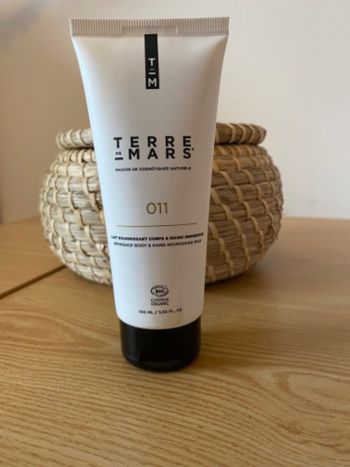 Lait nourrissant corps et mains imminence terre de mars