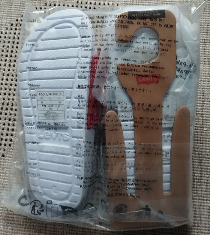 Claquettes Levi's neuves pour la piscine et la plage (pointure 32), jamais portées. - photo numéro 2