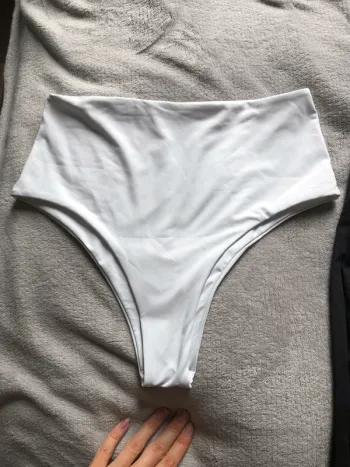 Culotte haute et échancrée sur les fesses