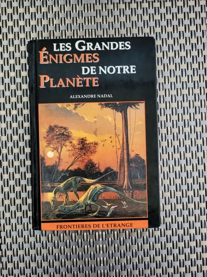 Livre Les  grandes énigmes  de notre  planète  d'Alexandre  Nadal  en  très bon  état.