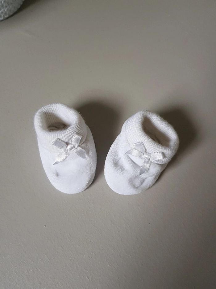 Chaussons bébé blanc avec nœud - photo numéro 2