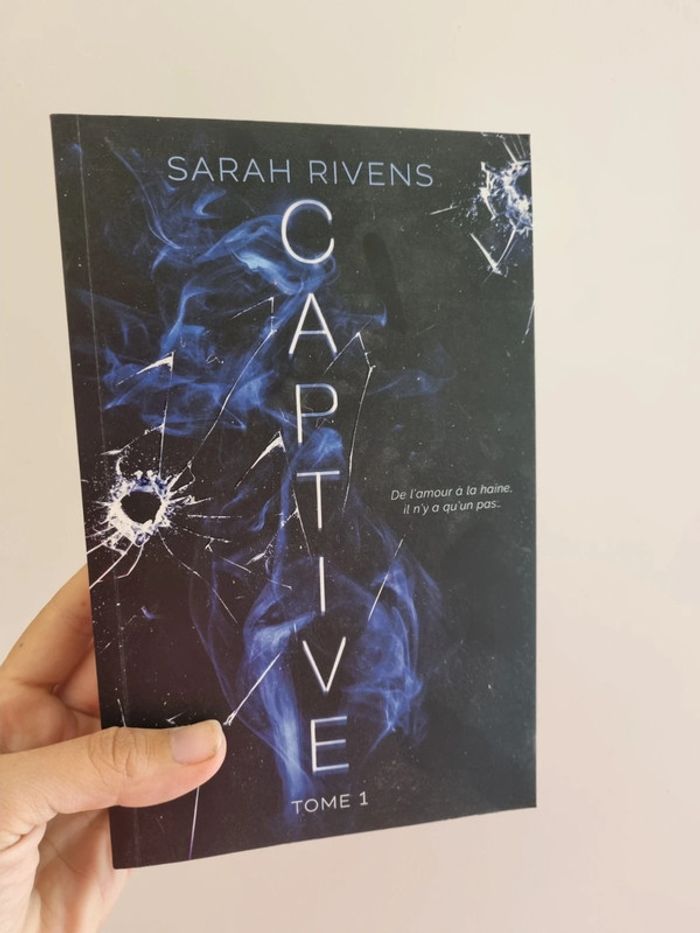 Box Captive première édition avec pages noires  + Goodies - photo numéro 2