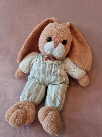 Lapin en peluche vintage avec salopette et chemise à fleurs