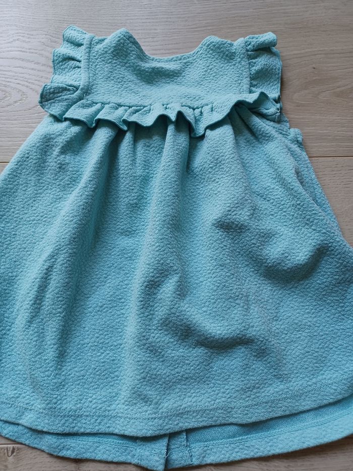 Jolie robe verte à volant