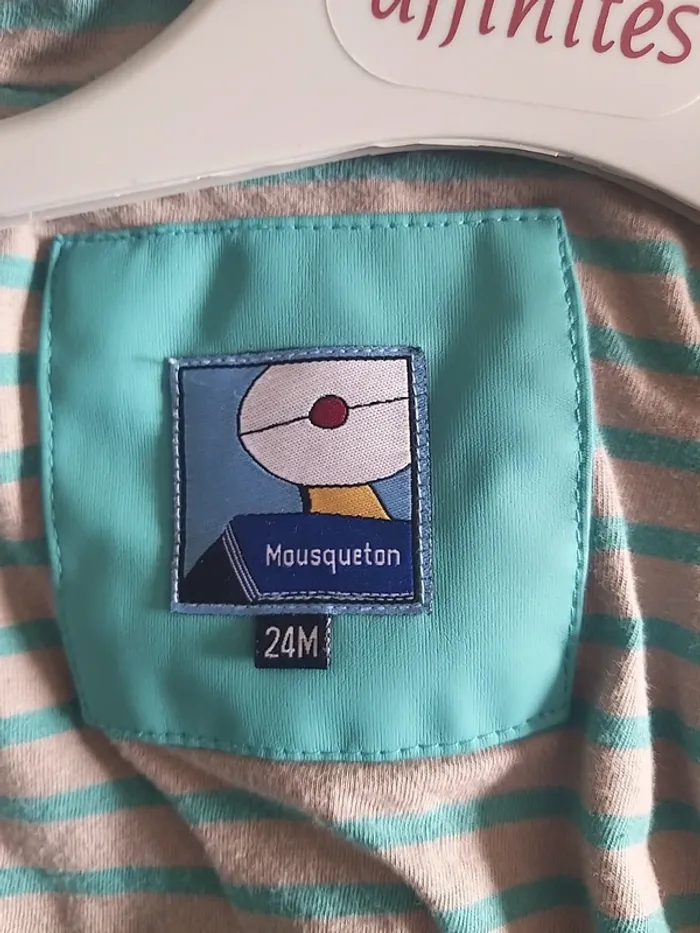 Jolie veste imperméable à capuche en 24 mois - photo numéro 4
