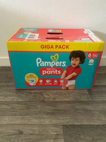 Carton de couches Pampers taille six