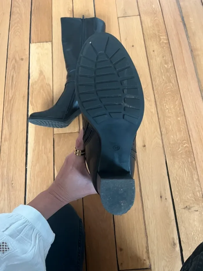 Bottes hautes en cuir à talons noire André taille 38 comme neuve - photo numéro 3