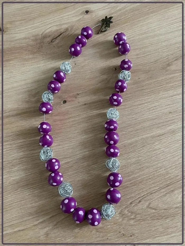 Collier violet à pois blanc