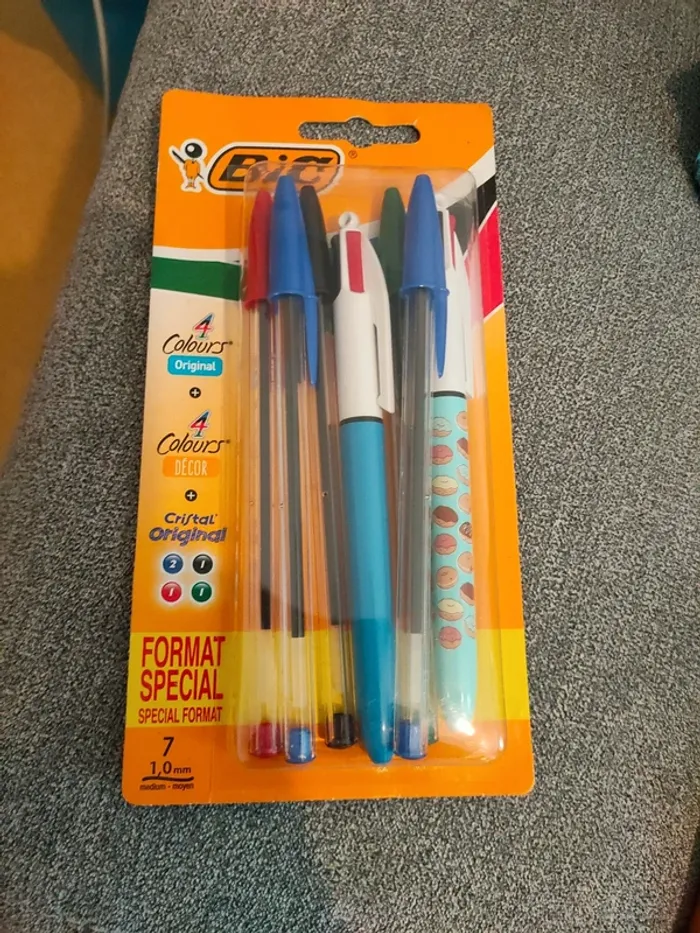 Lot de  2 stylos 4 couleurs et 5 stylos Cristal Original BIC