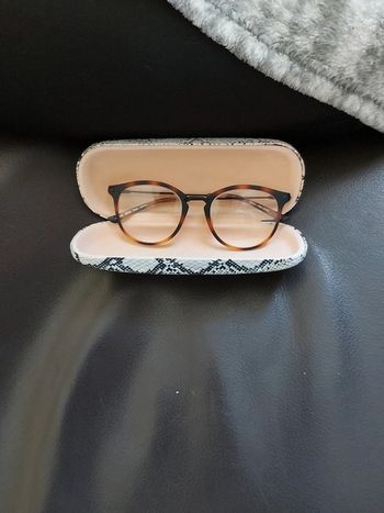 Paire de lunettes femme neuves avec boîte de transport